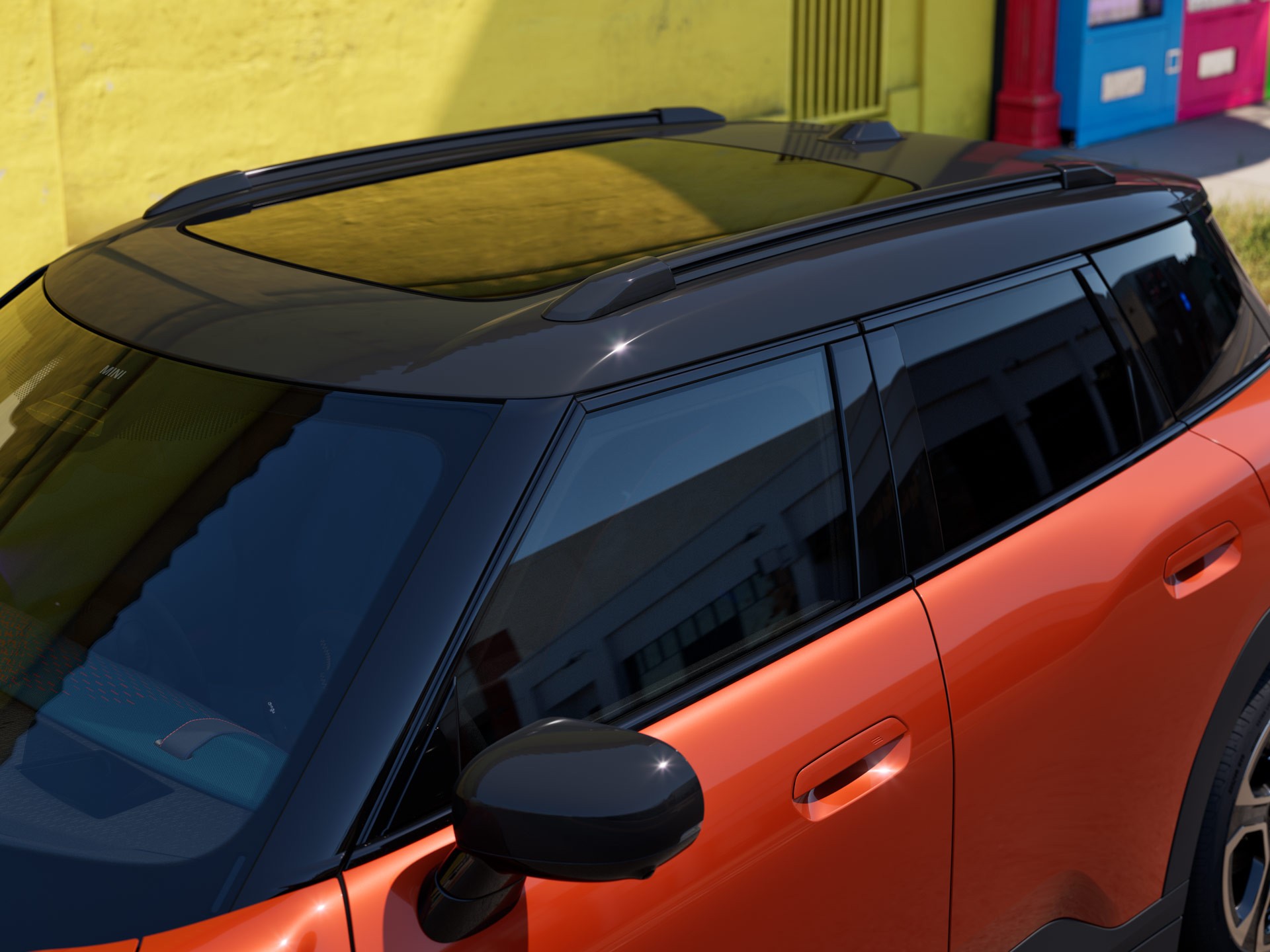 MINI Aceman 100% eléctrico - espacio y versatilidad - playa